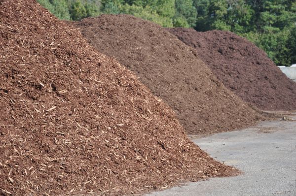 Brown Mulch Delivery in Pasadena